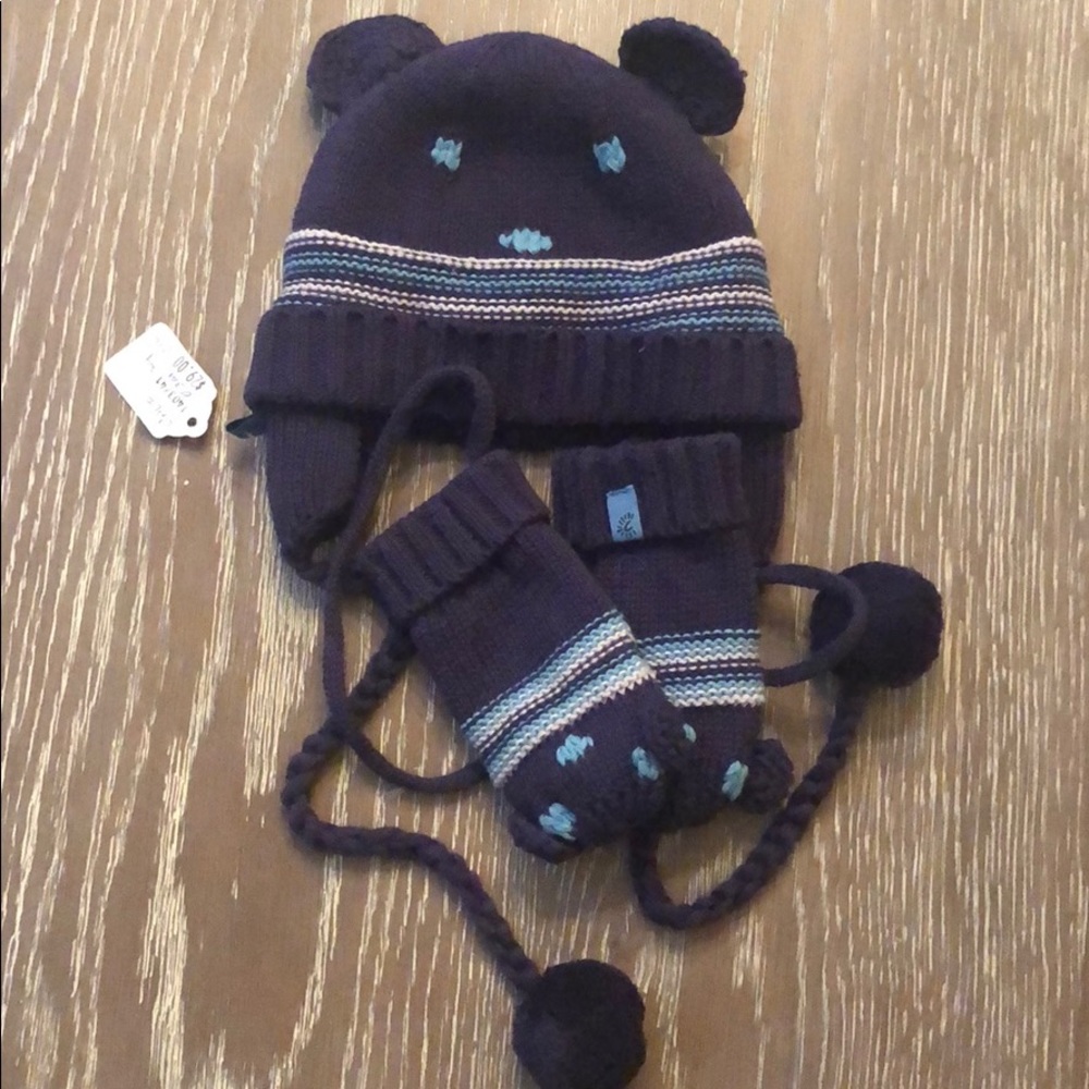 NEW Baby winter hat and gloves Size 0-3 months New